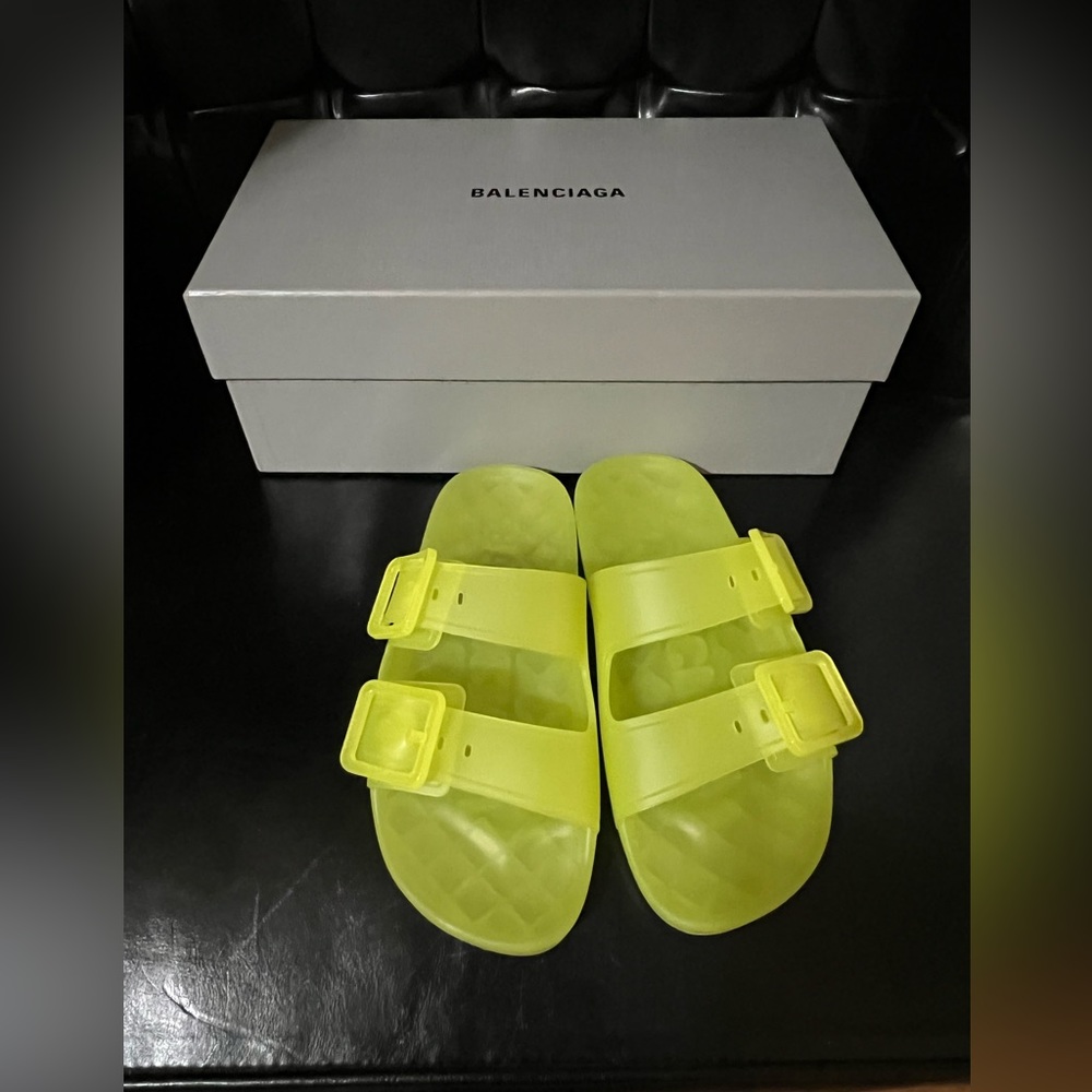 BALENCIAGA
Technical Polyurethane
Mallorca Slide Sandals
38 Fluo Yellow - Picture 9 of 12